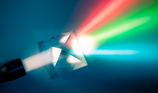 光学設計・メカ設計技術を駆使したカスタム光源装置